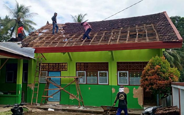 Pemprov Jatim Tuntaskan Perbaikan Fasum Terdampak Gempa Bumi di Pulau Bawean Pemprov Jatim Tuntaskan Perbaikan Fasum Terdampak Gempa Bumi di Pulau Bawean