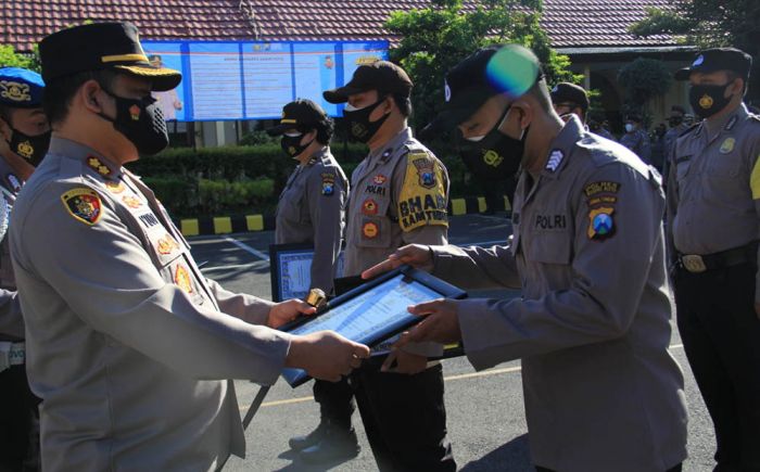 Kapolres Kediri Kota Berikan Penghargaan 9 Anggota Berprestasi