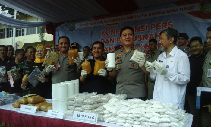 Polda Jatim Musnahkan Barang Bukti Berbagai Jenis Narkoba Senilai Senilai Rp 28 Miliar Polda Jatim Musnahkan Barang Bukti Berbagai Jenis Narkoba Senilai Senilai Rp 28 Miliar