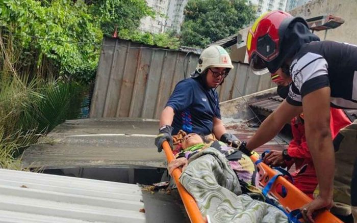 Dikira Tertidur di Kamar, Lansia di Surabaya Ternyata Berada di Atap Rumah