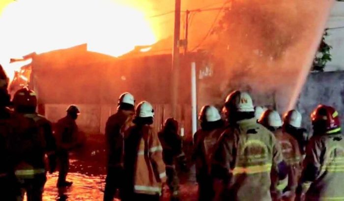 Polres Tanjung Perak Selidiki Kebakaran Gudang Tiner di Jalan Kalianak
