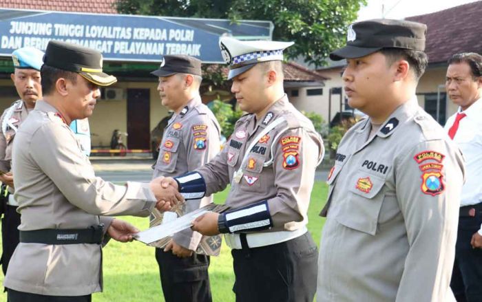 Upacara Hari Kesadaran Nasional, 14 Personel Polres Mojokerto Kota Berprestasi Raih Penghargaan Upacara Hari Kesadaran Nasional, 14 Personel Polres Mojokerto Kota Berprestasi Raih Penghargaan
