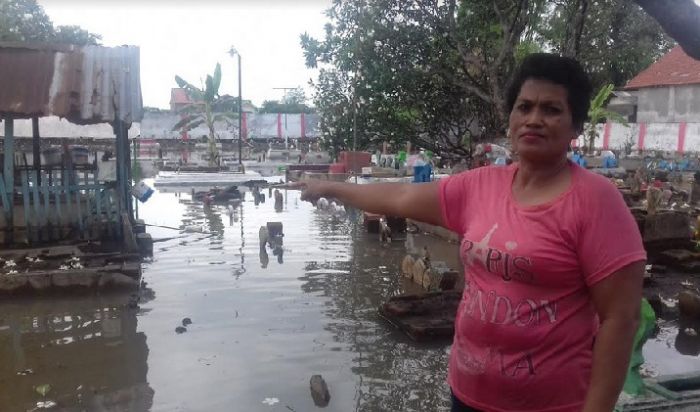 Warga Probolinggo Keluhkan TPU Banjir Setiap Hujan