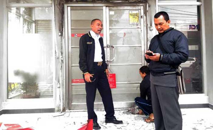 Diduga Konsleting, Pintu Masuk Bank CIMB Niaga di Malang Terbakar Diduga Konsleting, Pintu Masuk Bank CIMB Niaga di Malang Terbakar