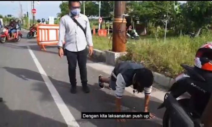Keluyuran Tak Pakai Masker, Siap-siap Kena Push Up dan Disuruh Joget Keluyuran Tak Pakai Masker, Siap-siap Kena Push Up dan Disuruh Joget