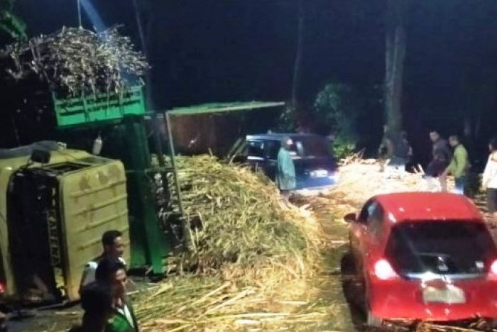 Truk Gandeng Terguling, Jalur Gumitir Jember-Banyuwangi Macet Total