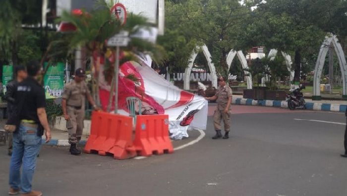 Bawaslu Pacitan dan Satpol PP Tertibkan APK yang Melanggar Bawaslu Pacitan dan Satpol PP Tertibkan APK yang Melanggar