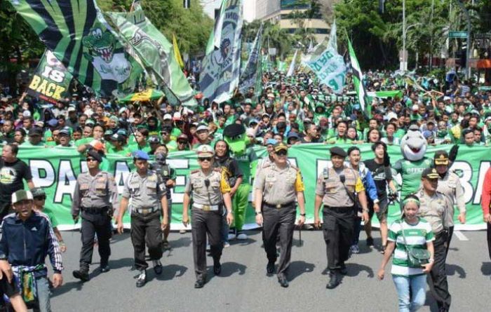 Usai Gelar Aksi Damai, Ribuan Bonek Pastikan Berangkat ke Bandung untuk Kawal Tuntutannya Usai Gelar Aksi Damai, Ribuan Bonek Pastikan Berangkat ke Bandung untuk Kawal Tuntutannya