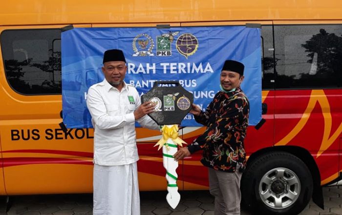 Jalankan Mandat Ketum PKB, Syafiuddin Asmoro Serahkan Bantuan Bus Sekolah ke PP Az-Zubair Pamekasan Jalankan Mandat Ketum PKB, Syafiuddin Asmoro Serahkan Bantuan Bus Sekolah ke PP Az-Zubair Pamekasan