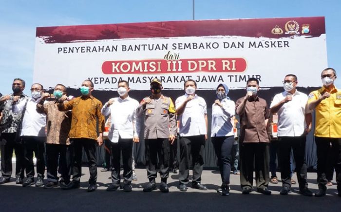 Tekan Covid-19, Kapolda Jatim Dampingi Komisi III DPR RI Bagikan Sembako dan Masker ke Masyarakat Tekan Covid-19, Kapolda Jatim Dampingi Komisi III DPR RI Bagikan Sembako dan Masker ke Masyarakat