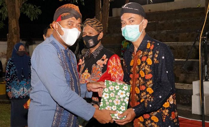 Hadiri Pelepasan Purnatugas, Bupati Sumenep Minta ASN Tetap Berkarya Meski Telah Pensiun Hadiri Pelepasan Purnatugas, Bupati Sumenep Minta ASN Tetap Berkarya Meski Telah Pensiun