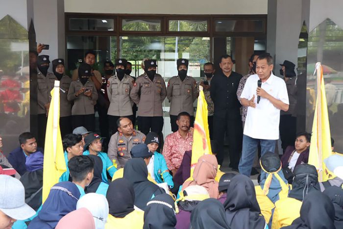Dua Kali Demo Tolak Kenaikan BBM, Kapolres Ngawi Dampingi Mahasiswa Sampaikan Aspirasi Dua Kali Demo Tolak Kenaikan BBM, Kapolres Ngawi Dampingi Mahasiswa Sampaikan Aspirasi