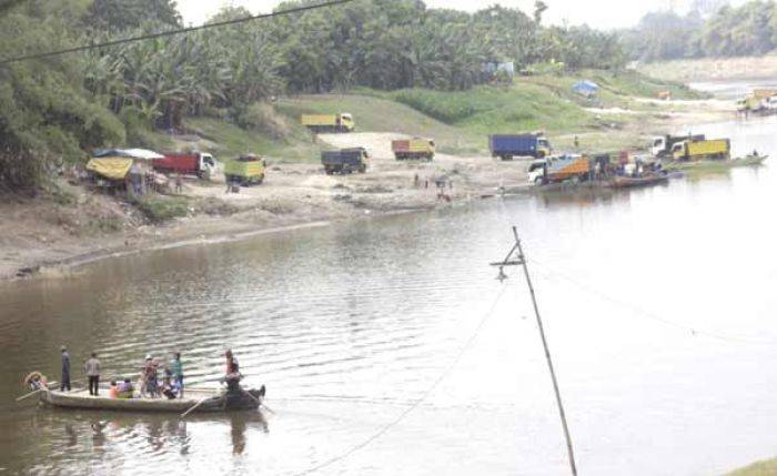 Dilempari Batu oleh Warga, Penambang Pasir di Bengawan Solo Semburat