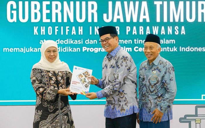 Gubernur Khofifah Raih Penghargaan dari BMPS, Targetkan Jatim Jadi Lumbung Talenta Digital