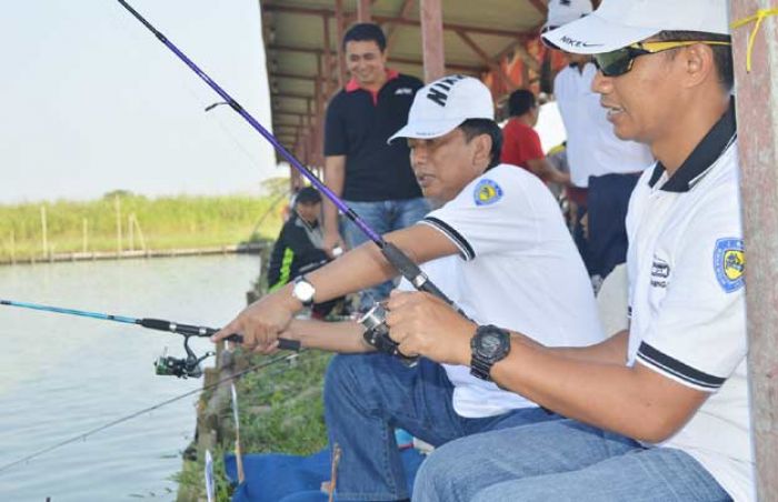 Bupati dan Kapolres Gresik Mancing Bareng Buruh