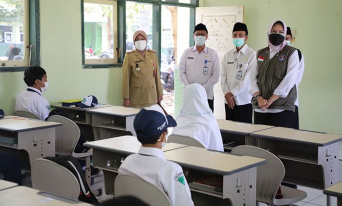 Wali Kota Batu Tinjau Pelaksanaan Pembelajaran Tatap Muka Terbatas Wali Kota Batu Tinjau Pelaksanaan Pembelajaran Tatap Muka Terbatas