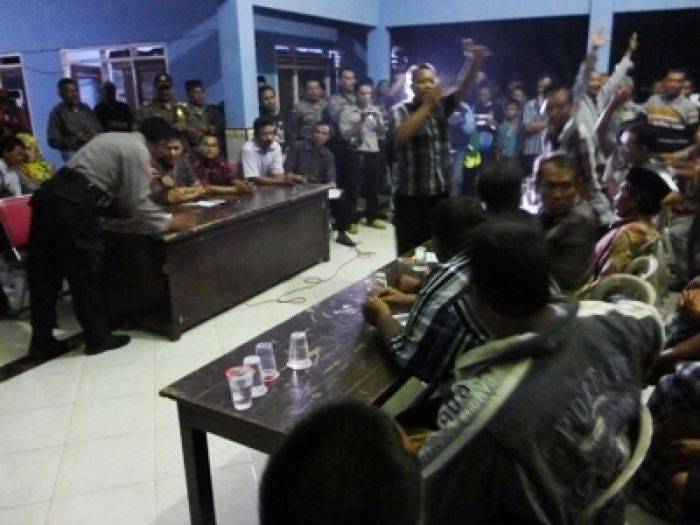  Warga Desa Kalidawir Protes Pengeboran Lapindo