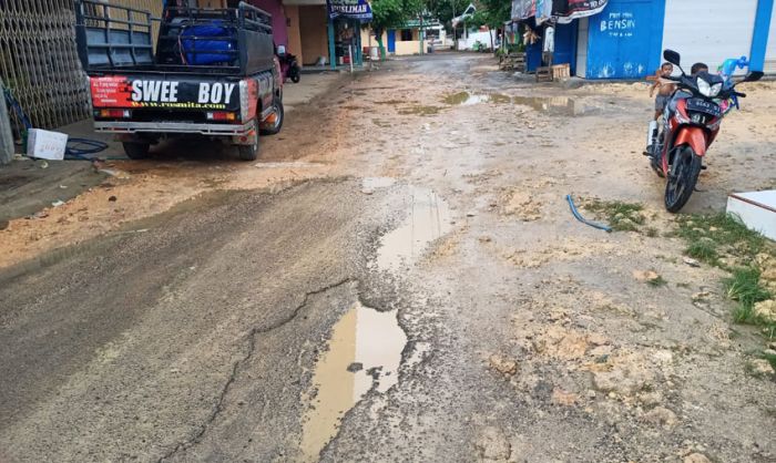 Jalan di Depan Pasar Konang Dibiarkan Rusak 15 Tahun