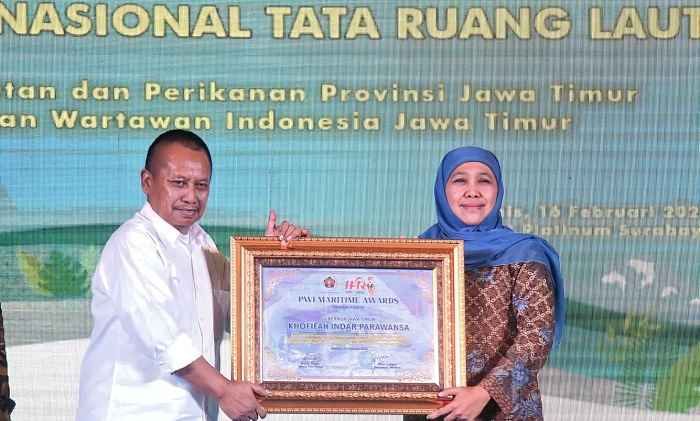 Peduli Pembangunan Pesisir dan Perikanan, Khofifah Raih PWI Maritime Awards Peduli Pembangunan Pesisir dan Perikanan, Khofifah Raih PWI Maritime Awards