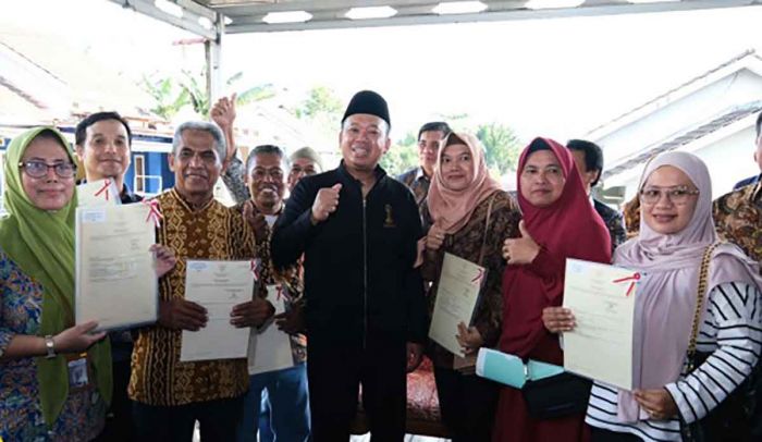 Serahkan 44 Sertifikat Elektronik di Kota Balikpapan, Menteri ATR/BPN Pastikan Program PTSL Lancar Serahkan 44 Sertifikat Elektronik di Kota Balikpapan, Menteri ATR/BPN Pastikan Program PTSL Lancar