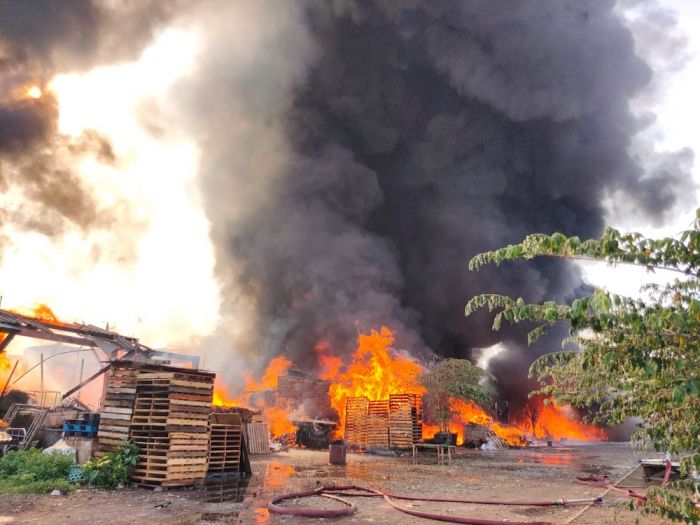 12 Stan Gudang TNI AD di Surabaya Terbakar, Karena Kembang Api Tahun Baru?