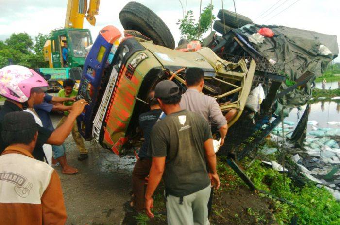 Kecelakaan Maut di Jalur Pantura Tuban: Truk Tronton Vs Trailer Kecelakaan Maut di Jalur Pantura Tuban: Truk Tronton Vs Trailer