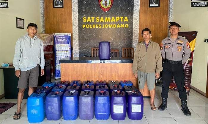 Polisi Gagalkan Pengiriman 22 Jeriken Tuak dari Tuban ke Jombang Polisi Gagalkan Pengiriman 22 Jeriken Tuak dari Tuban ke Jombang