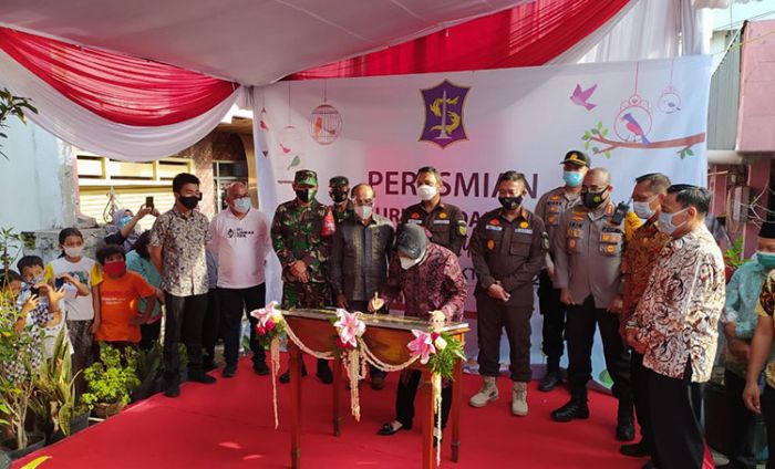 Resmikan Pasar Burung, Wali Kota Risma Ingin Ekonomi Warga Eks Lokalisasi Dolly Terus Meningkat Resmikan Pasar Burung, Wali Kota Risma Ingin Ekonomi Warga Eks Lokalisasi Dolly Terus Meningkat