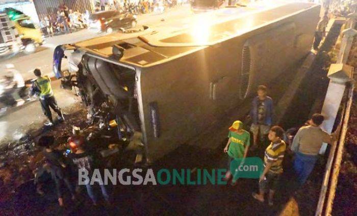 Kecelakaan di Raya Mojoagung: Bus Sugeng Rahayu Terguling Usai Tabrak Truk