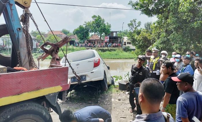 Mobil Ayla yang Tercebur dan Tenggelam di Sungai Bakungtemenggungan Sidoarjo Berhasil Dievakuasi Mobil Ayla yang Tercebur dan Tenggelam di Sungai Bakungtemenggungan Sidoarjo Berhasil Dievakuasi