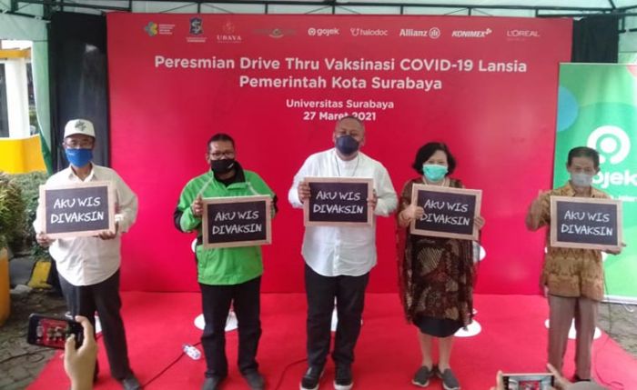 Pertama di Jatim, Pelayanan Vaksinasi Covid-19 Melalui Drive Thru bagi Lansia Pertama di Jatim, Pelayanan Vaksinasi Covid-19 Melalui Drive Thru bagi Lansia
