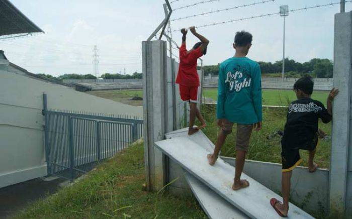 Tembok Pembatas GOR Joko Samudro Ambruk