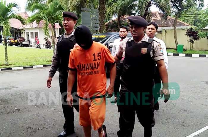 Polres Blitar Langsung Tahan Lurah Garum Tersangka Pungli Polres Blitar Langsung Tahan Lurah Garum Tersangka Pungli