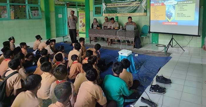 Satbinmas Polresta Sidoarjo Edukasi Kenakalan Remaja dan Penggunaan Medsos saat MPLS Satbinmas Polresta Sidoarjo Edukasi Kenakalan Remaja dan Penggunaan Medsos saat MPLS