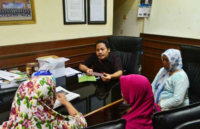 Merasa Diperlakukan Tak Adil, Puluhan Pedagang Pasar Giri Ngeluruk DPRD Gresik Merasa Diperlakukan Tak Adil, Puluhan Pedagang Pasar Giri Ngeluruk DPRD Gresik