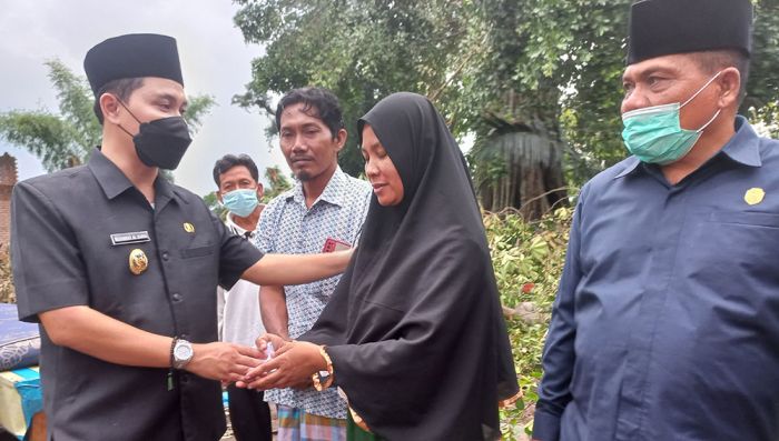 Gus Barra Santuni Keluarga Korban Pohon Tumbang di Desa Kebontunggul