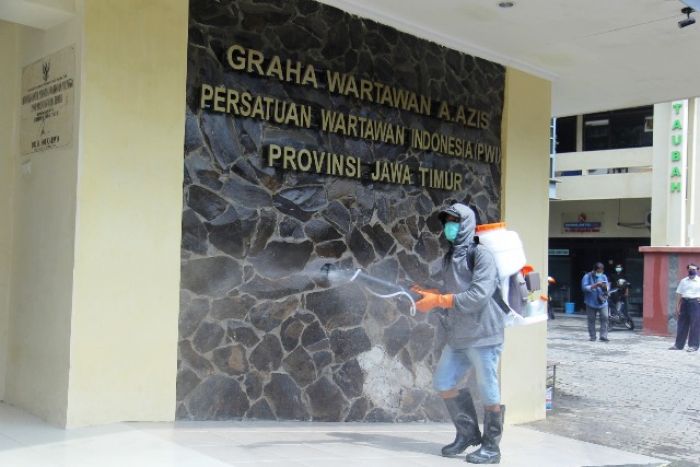 PWI Jatim Lakukan Penyemprotan Disinfektan dan Bagi-bagi Hand Sanitizer untuk Cegah Covid-19