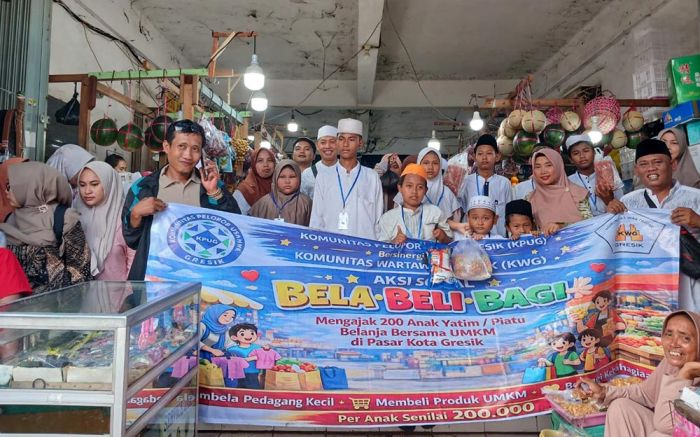 Bahagiakan Anak Yatim, KWG dan KPUG Ajak 200 Anak Belanja Baju Lebaran di Pasar Gresik