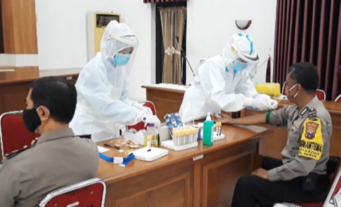 120 Personel Polres Kediri Kota Jalani Rapid Test 120 Personel Polres Kediri Kota Jalani Rapid Test