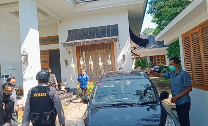 Penggeledahan Rumah Bupati Probolinggo Jadi Tontonan Warga