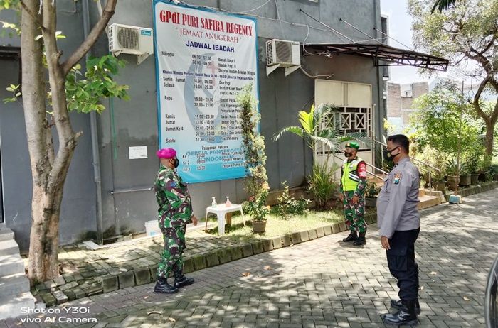 Pasca Bom Bunuh Diri di Depan Gereja Katedral Makassar, Polres Gresik Jaga Jemaat Beribadah Pasca Bom Bunuh Diri di Depan Gereja Katedral Makassar, Polres Gresik Jaga Jemaat Beribadah
