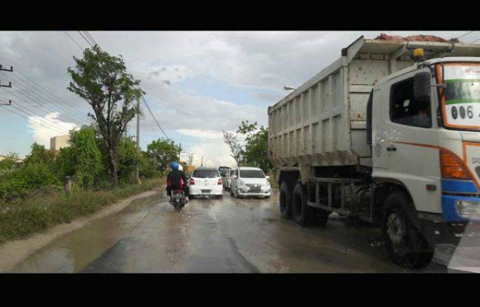 Membongkar Carut Marut Kendaraan Besar di Gresik (3): Petugas Bungkam, Warga Ancam Blokir Jalan