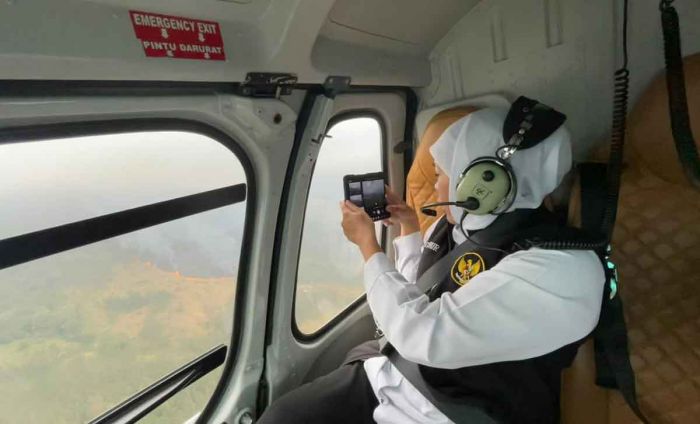 Gubernur Khofifah Pimpin Operasi Water Bombing untuk Hentikan Karhutla Gunung Arjuno