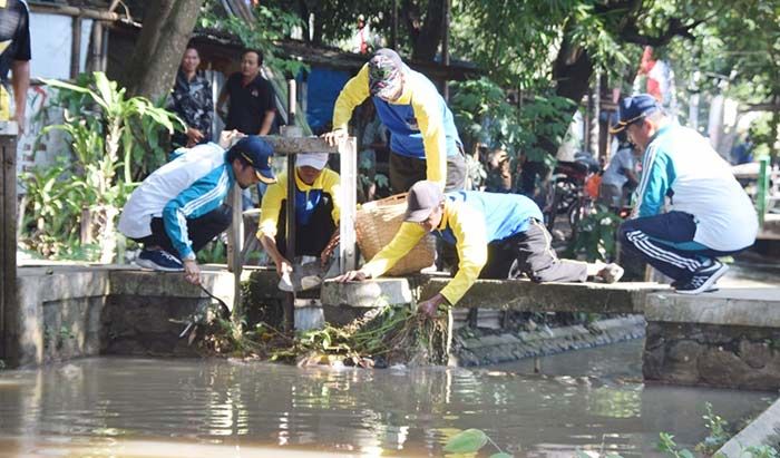 Peringati Hari Peduli Sampah Nasional, Bupati Madiun Ikut Bersihkan Sungai Peringati Hari Peduli Sampah Nasional, Bupati Madiun Ikut Bersihkan Sungai