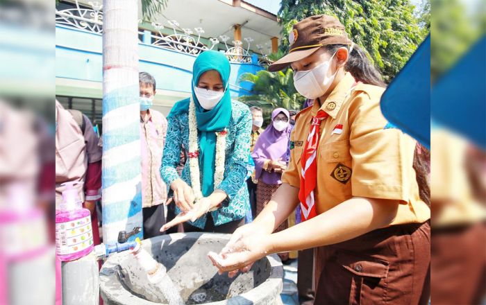 Hari Cuci Tangan, Ketua TP PKK Kota Kediri Beri Edukasi Murid SD dan MTs Pentingnya Cuci Tangan Hari Cuci Tangan, Ketua TP PKK Kota Kediri Beri Edukasi Murid SD dan MTs Pentingnya Cuci Tangan