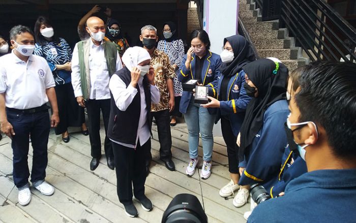 Hari Anak Nasional, Gubernur Khofifah: Momentum Berikan Prioritas Vaksin untuk Anak 12 Tahun ke Atas Hari Anak Nasional, Gubernur Khofifah: Momentum Berikan Prioritas Vaksin untuk Anak 12 Tahun ke Atas