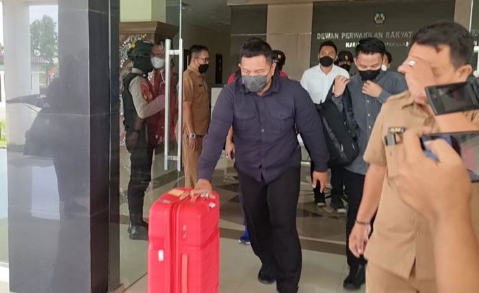Usai Geledah Kantor Pemkab, KPK Geledah Kantor DPRD Bangkalan dan Beberapa Kantor Dinas Usai Geledah Kantor Pemkab, KPK Geledah Kantor DPRD Bangkalan dan Beberapa Kantor Dinas