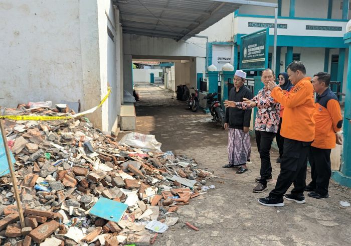 Atap Ponpes di Situbondo Ambruk, BPBD Jatim Lakukan Assessmen dan Beri Bantuan Material Bangunan