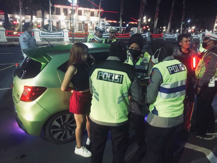Tekan Angka Kecelakaan Akibat Minuman Keras, Satlantas Polrestabes Surabaya Gelar Razia Malam Tekan Angka Kecelakaan Akibat Minuman Keras, Satlantas Polrestabes Surabaya Gelar Razia Malam