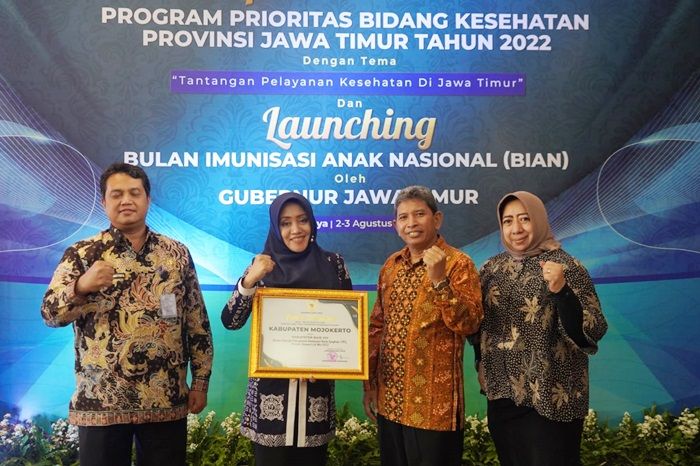 Capai Target BIAN, Bupati Mojokerto Terima Penghargaan dari Gubernur Jatim Capai Target BIAN, Bupati Mojokerto Terima Penghargaan dari Gubernur Jatim